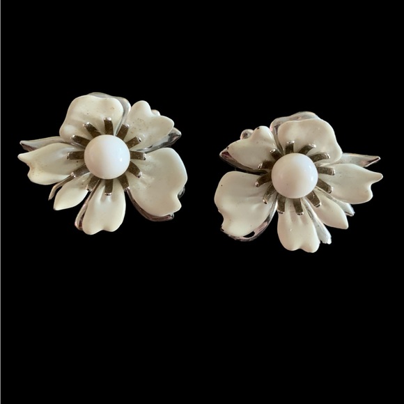 Vintage Sarah Coventry Flower Clip on Earrings 1960s - Picture 1 of 2